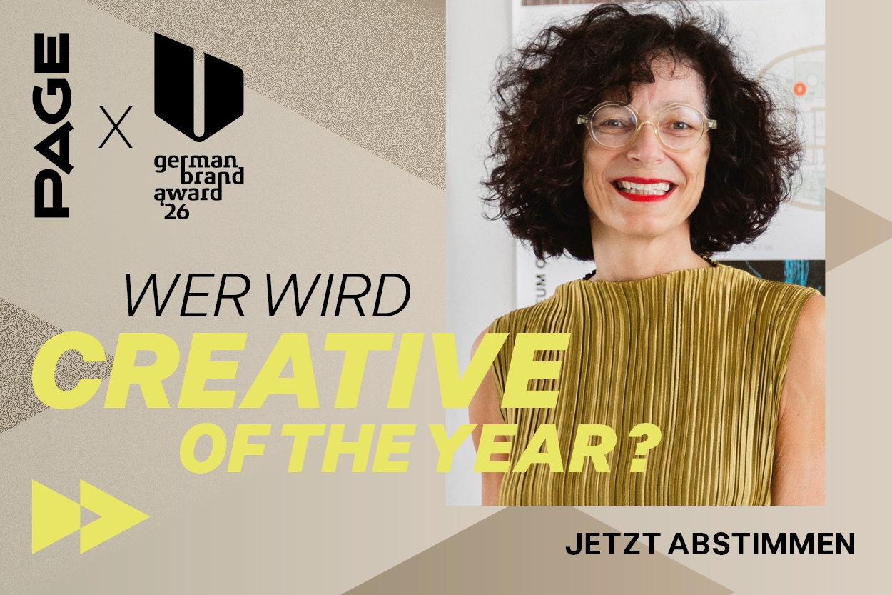 Werbegrafik zum German Design Award 26 von PAGE: Lächelnde Frau mit lockigem Haar und olivgrünem geripptem Kleid, Text ‚Wer wird Creative of the Year?