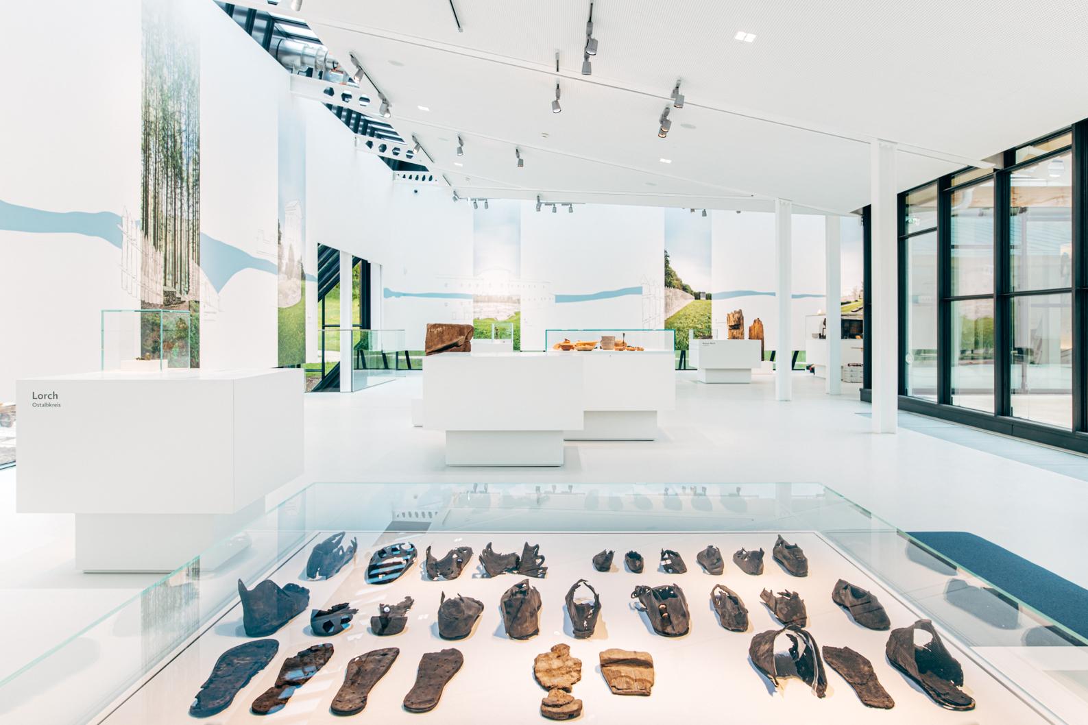 Limesmuseum Aalen. Obergeschoss: Lederschuhe – haben die Zeit überdauert.