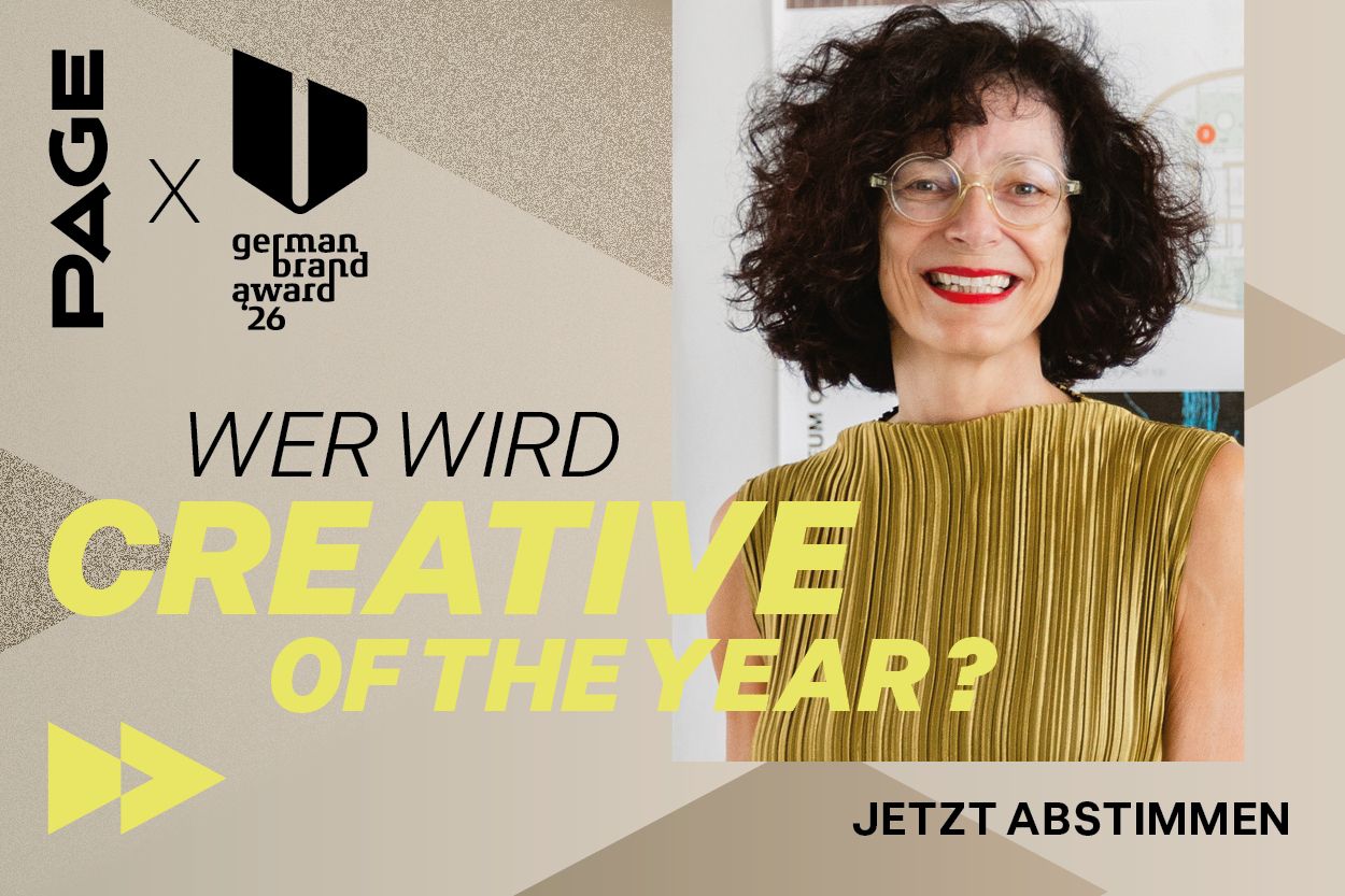 Werbegrafik zum German Design Award 26 von PAGE: Lächelnde Frau mit lockigem Haar und olivgrünem geripptem Kleid, Text ‚Wer wird Creative of the Year?