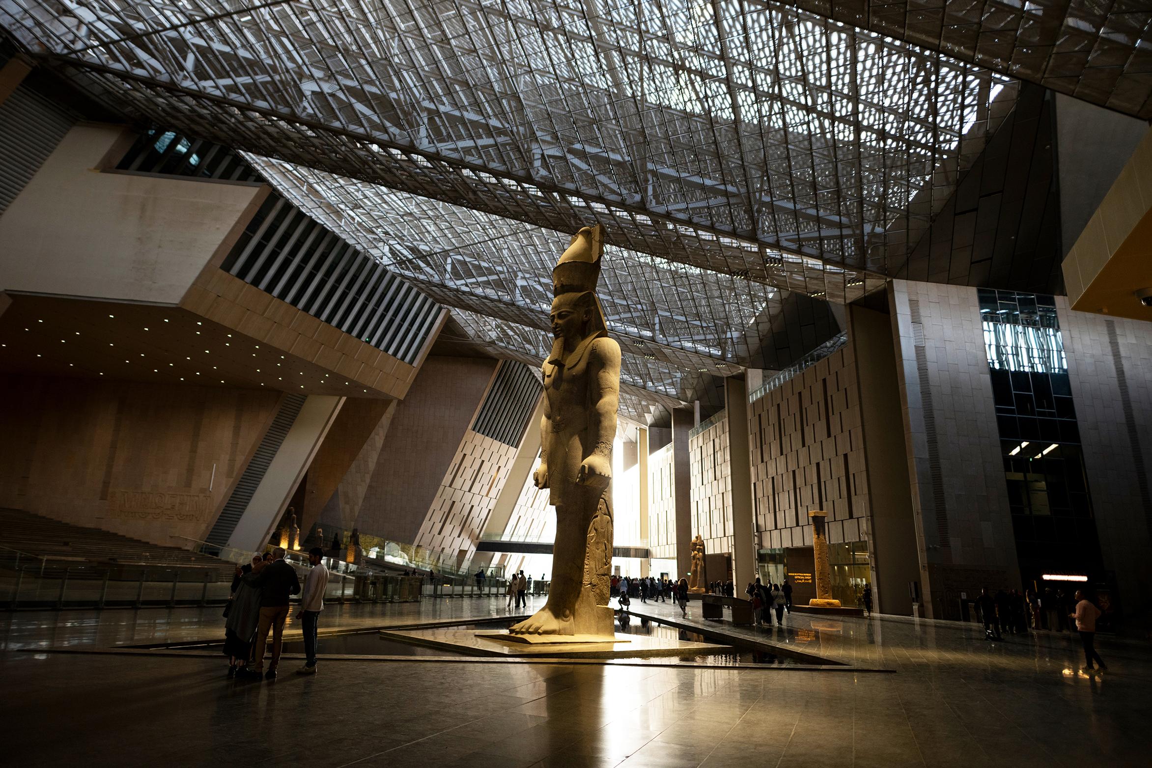 Atrium mit Ramses II Statue