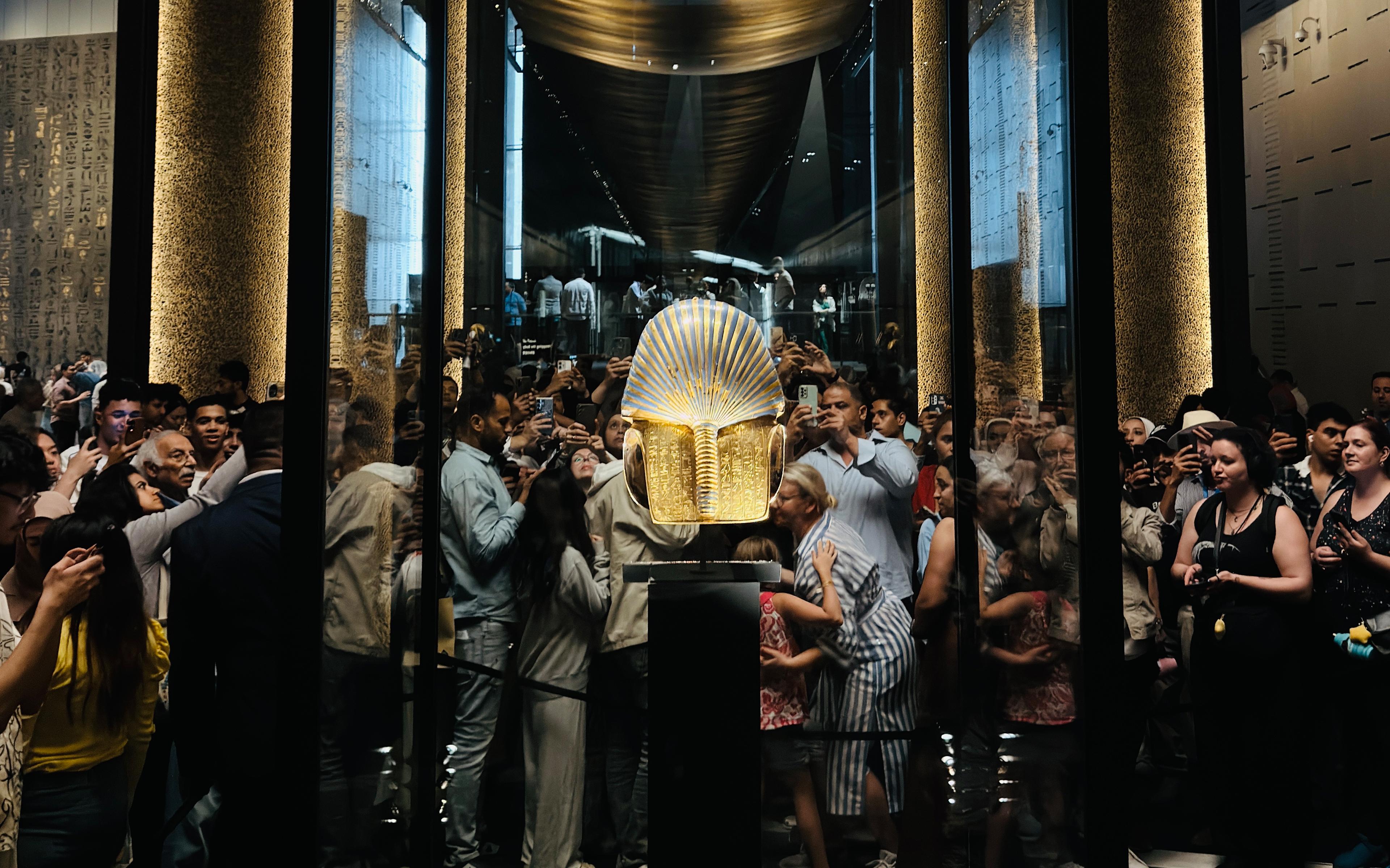 Everyone wants to see it: the golden mask surrounded by visitors.