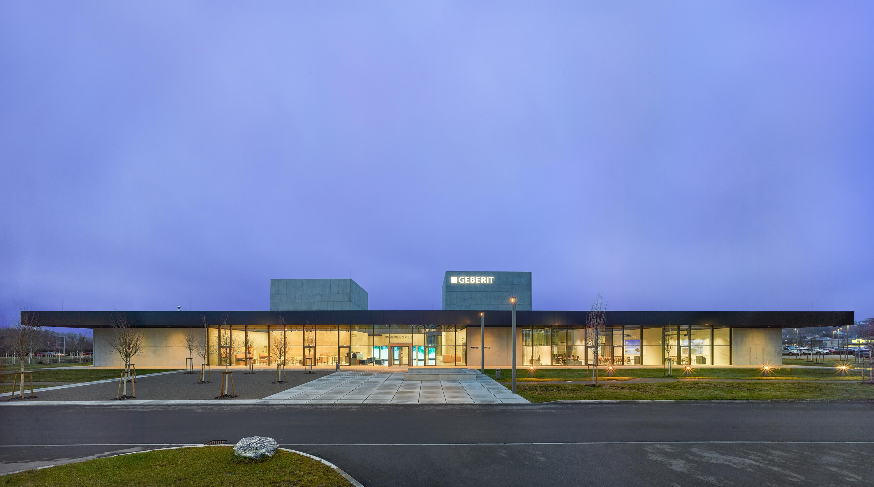 Geberit Campus – Außenansicht Nacht (Aufgehellt)