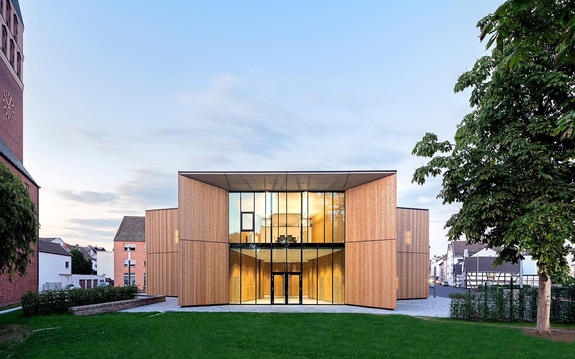 Pfarrzentrum Hippolytushaus Troisdorf. Orientierung ins neue öffentliche Grün