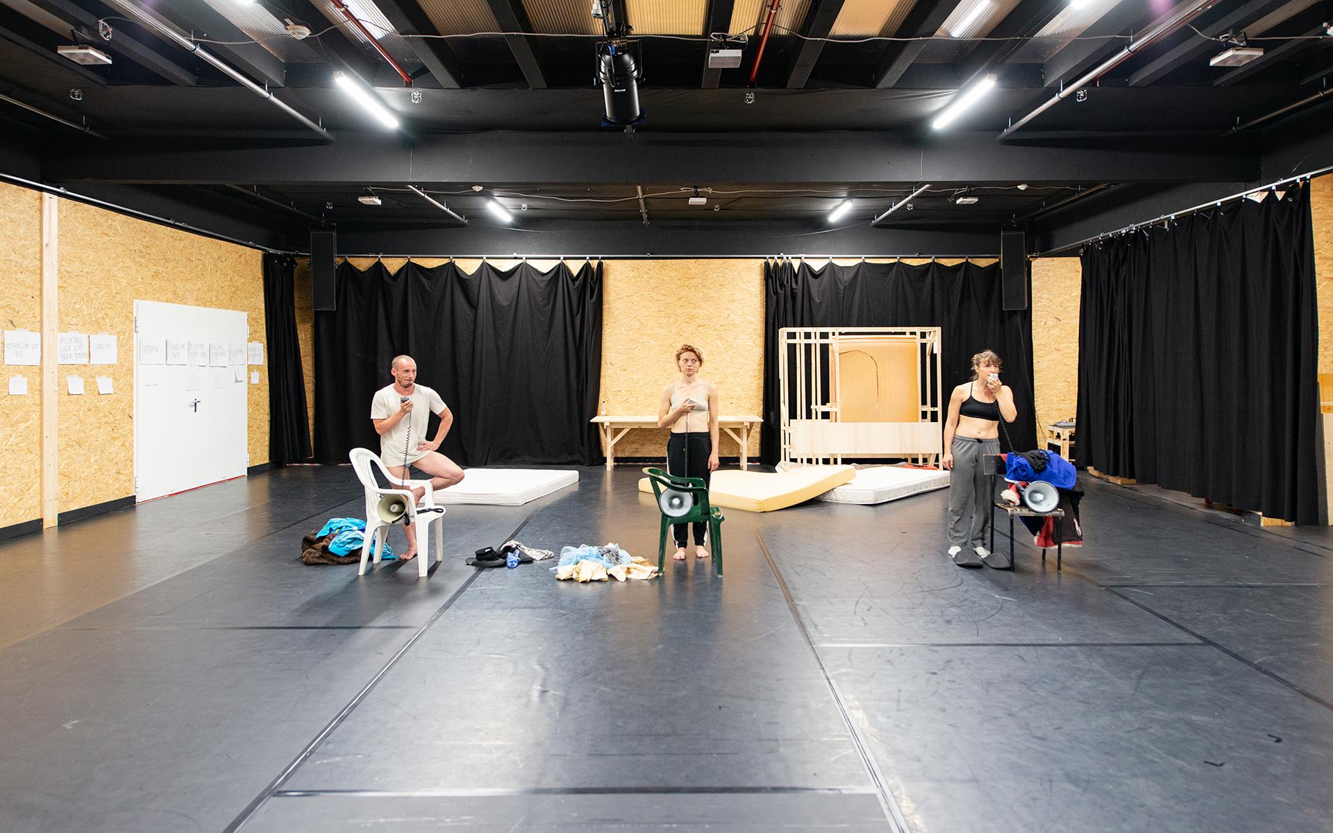 Wagenhallen Stuttgart. Atelierkubus: Probe Theatergruppe „O-Team“