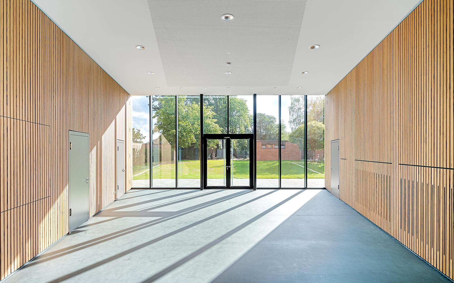 Pfarrzentrum Hippolytushaus Troisdorf. Erdgeschoss, Blick ins Grüne