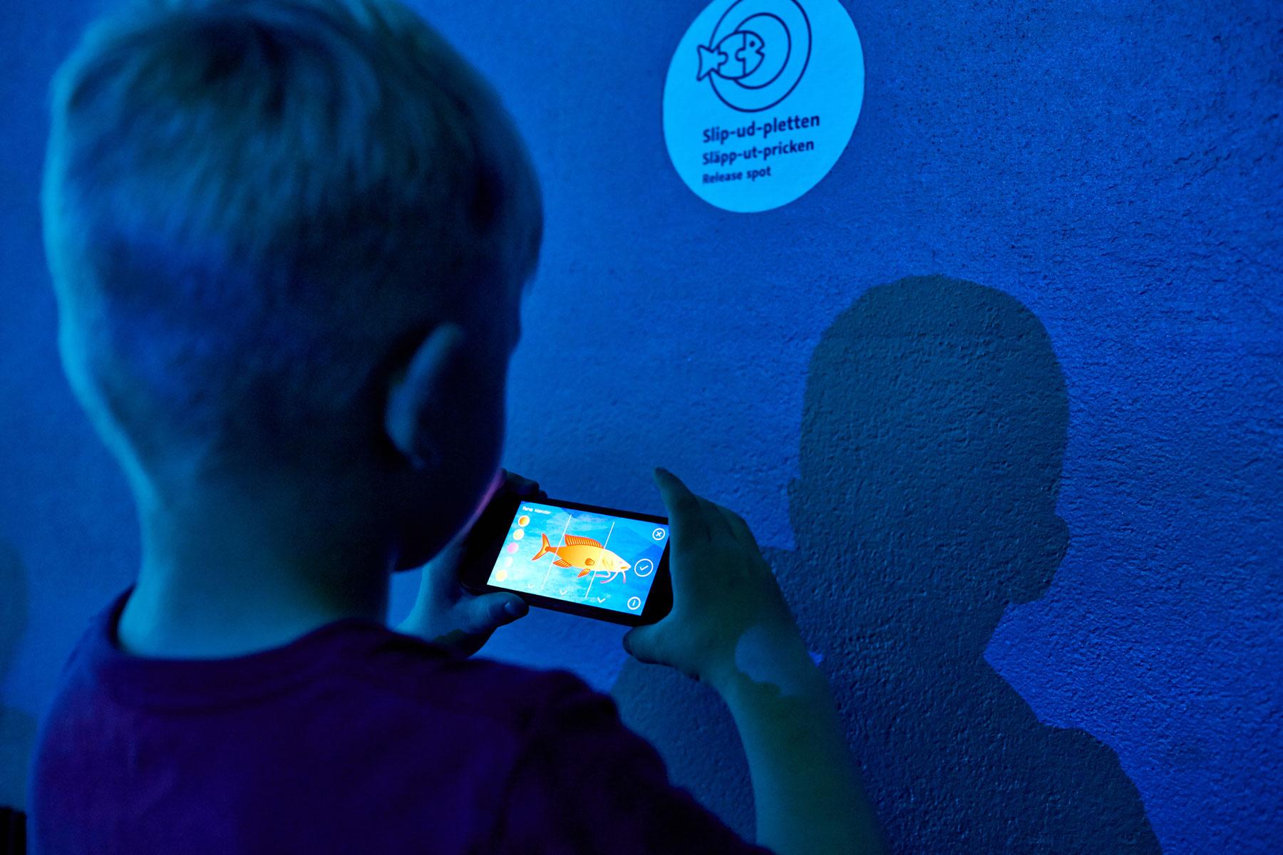 Foyer-Spiel "Create Your Own Fish, Release into Aquarium"