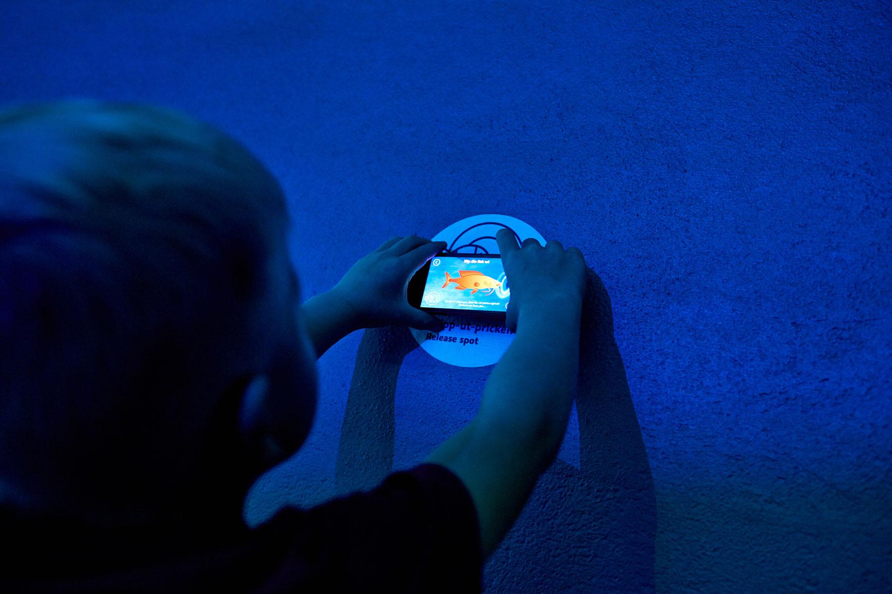 Foyer-Spiel "Create Your Own Fish, Release into Aquarium"