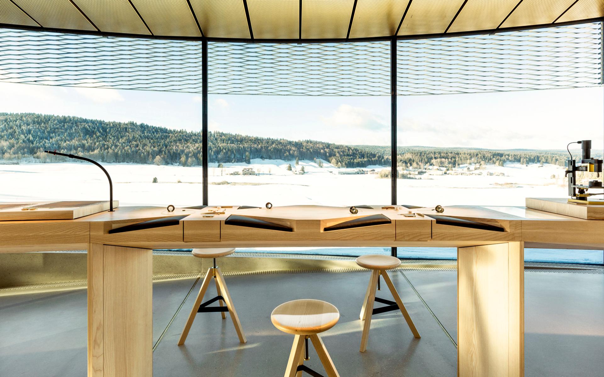 Musée Atelier Audemars Piguet: Werkbank mit Blick ins Vallée de Joux