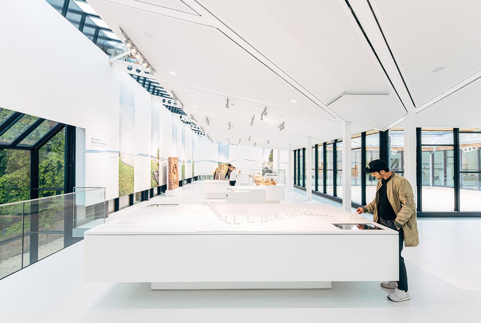Limesmuseum Aalen. Obergeschoss: Medientisch, Der Limes in Baden-Württemberg.