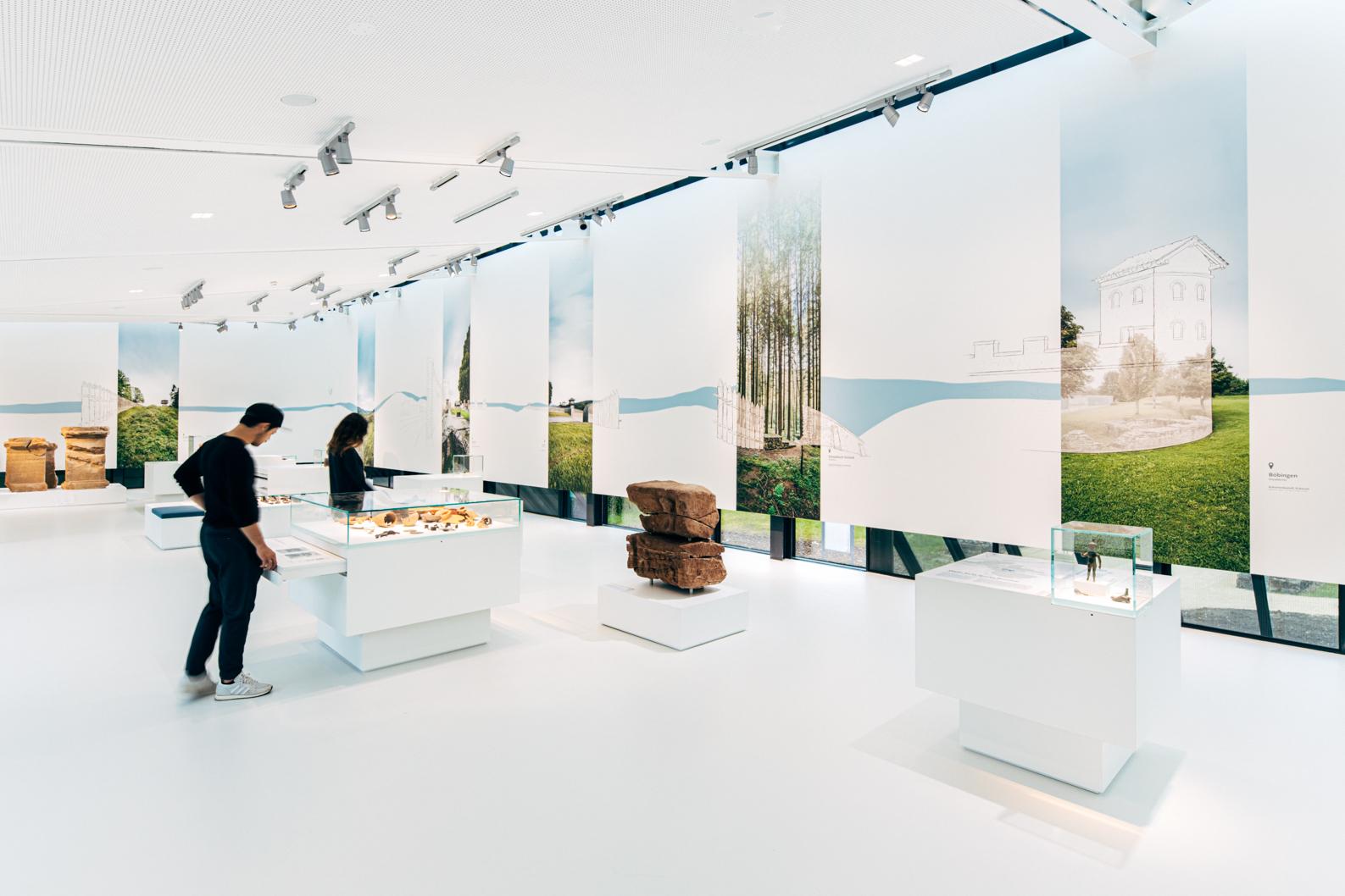 Limesmuseum Aalen. Obergeschoss: Bezug Panoramawand – Exponate