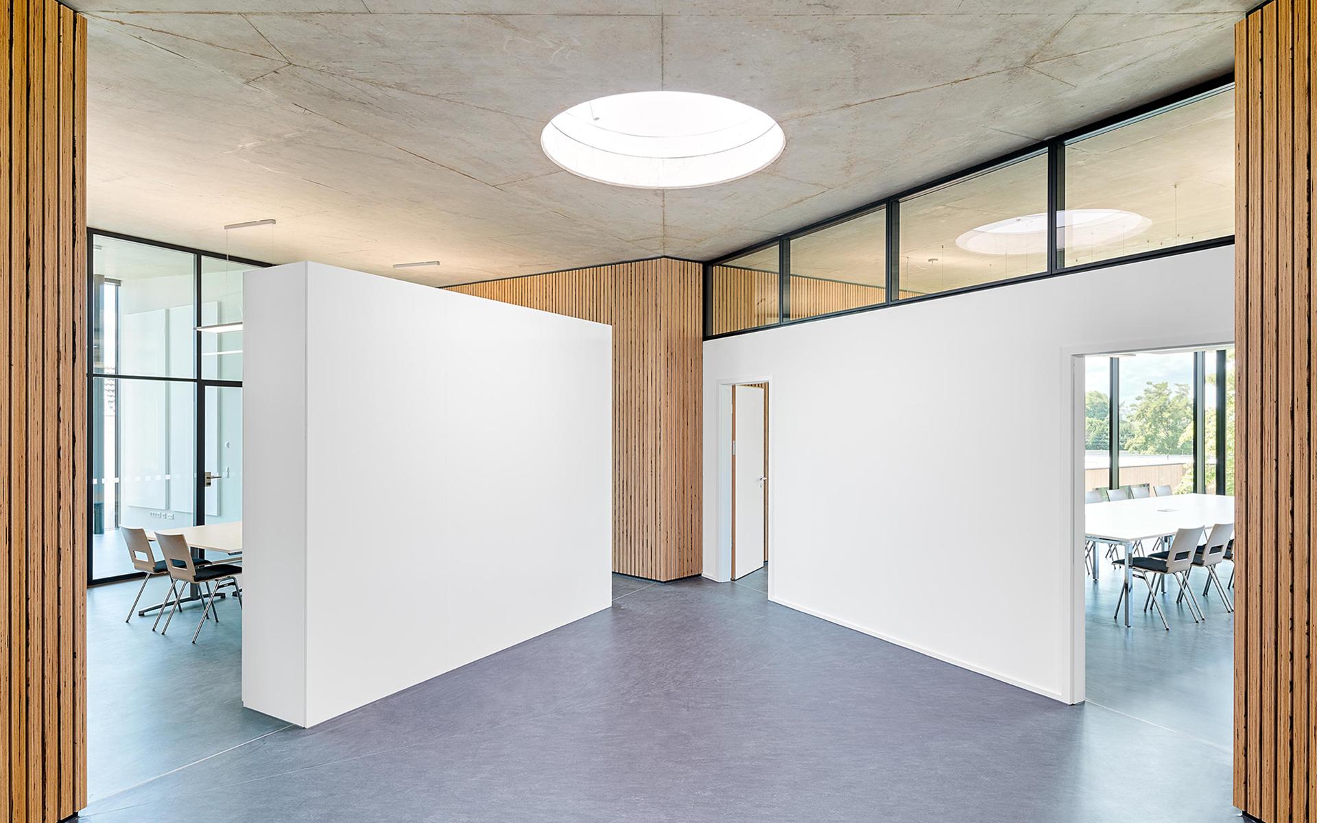 Pfarrzentrum Hippolytushaus Troisdorf. Gebäudezentrum im Obergeschoss