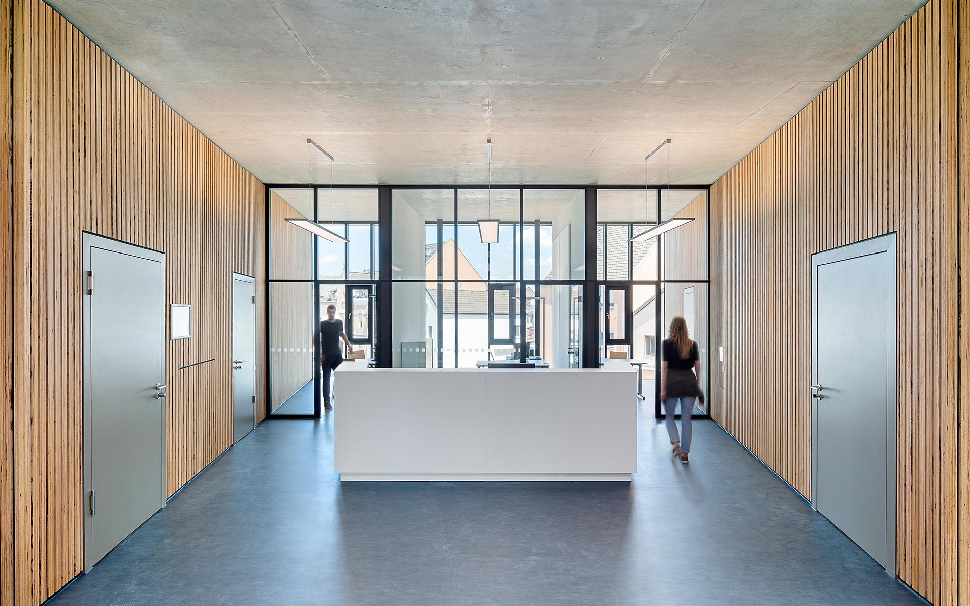 Pfarrzentrum Hippolytushaus Troisdorf. Pastorale Büros und Empfangstheke im Obergeschoss