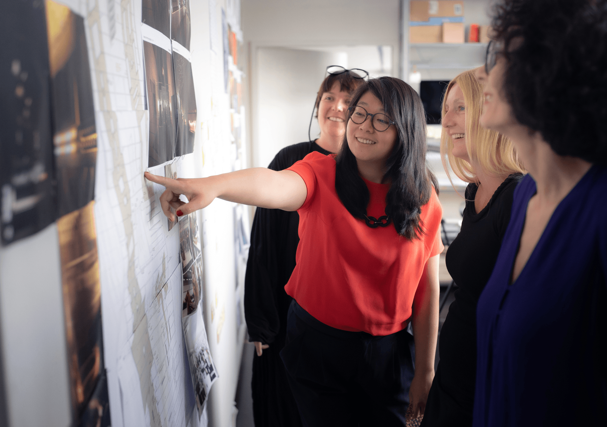 Teambesprechung Tutanchamun Galerie im Atelier Brückner, Stuttgart. Britta Nagel, Yijing Lu, Tanja Zöllner, Shirin Brückner.