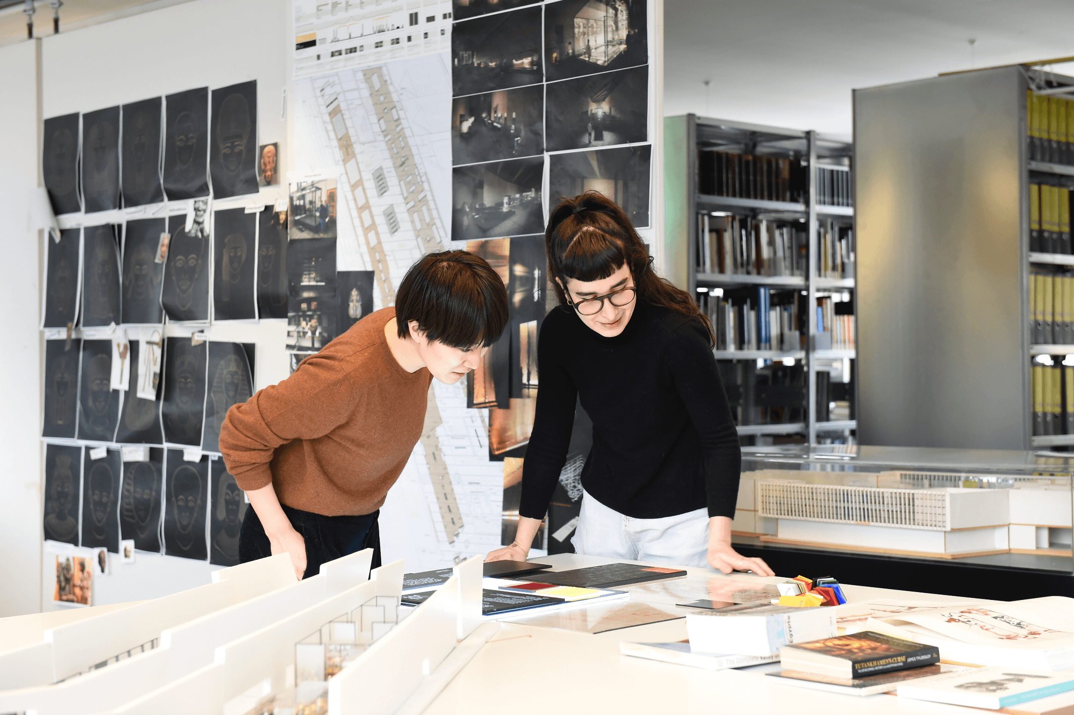 Teambesprechung Grafik Tutanchamun Galerie im Atelier Brückner, Stuttgart. Sayaka Koike und Rana Rmeily.